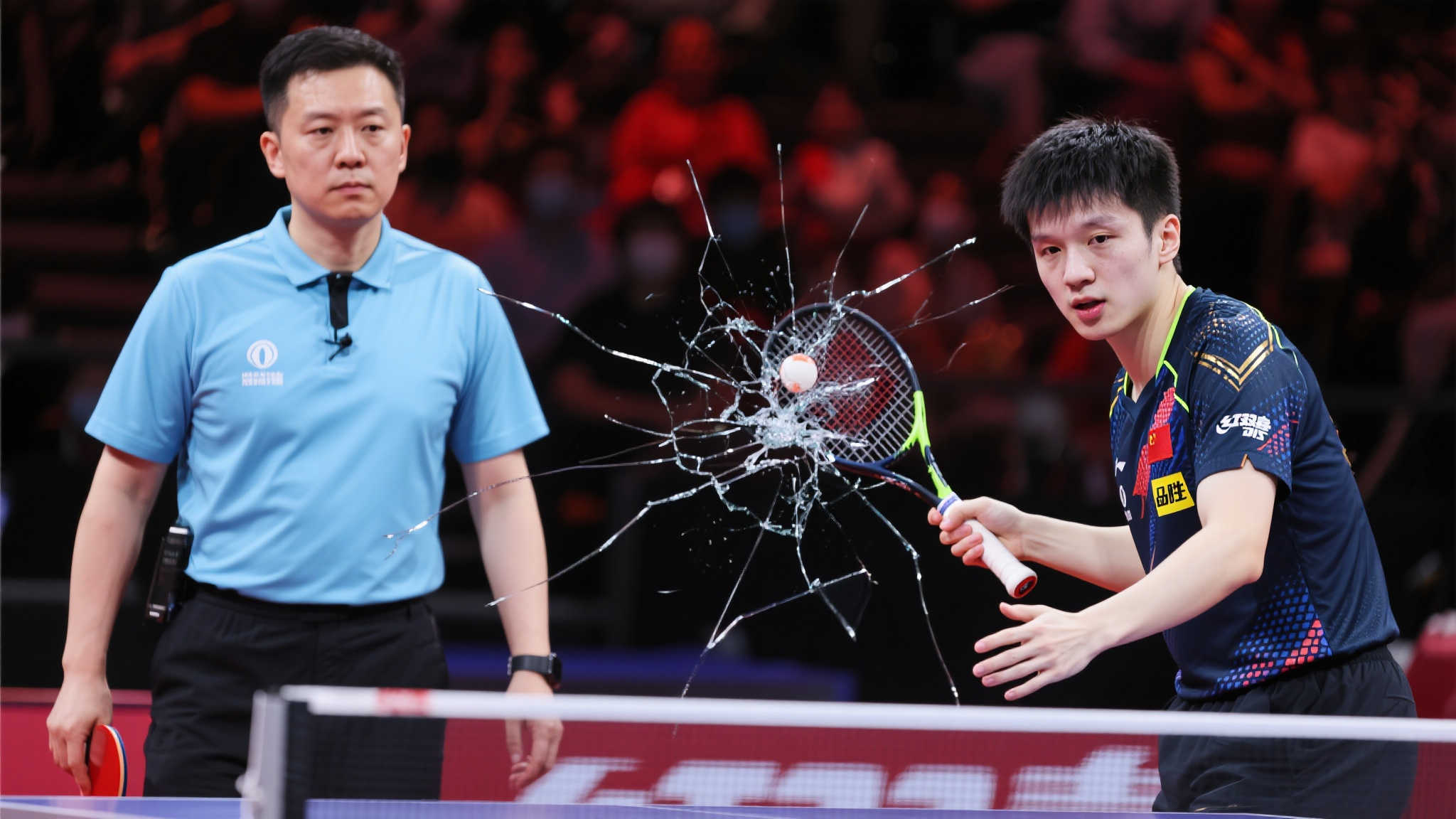 王楚钦球拍疑被故意损坏！折痕清晰裁判无动于衷，赢球后难平怒火